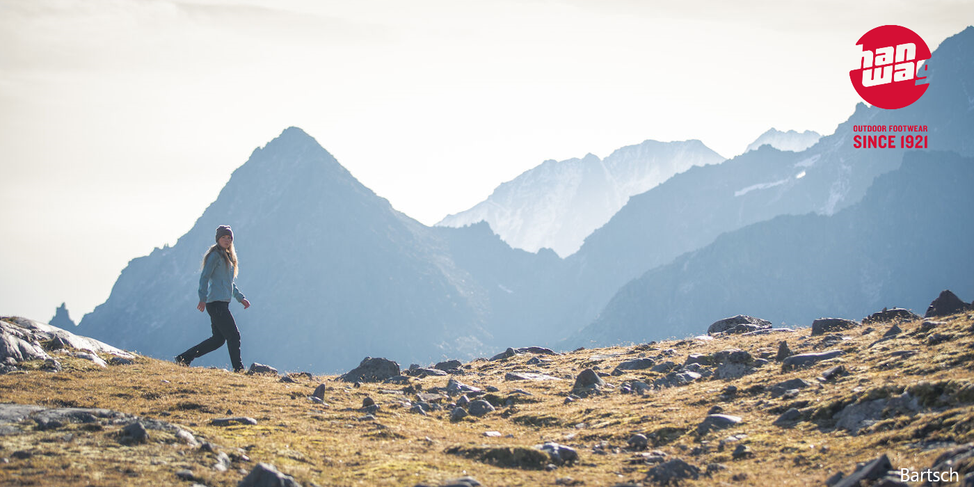 Wanderin auf einem Bergrücken, Hanwag Outdoor Footwear
